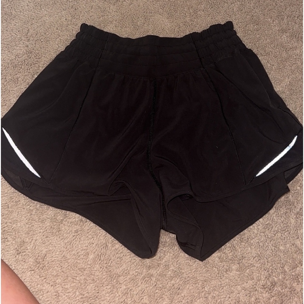 Lululemon High Rise 2.5” Hotty Hot Shorts Size 4